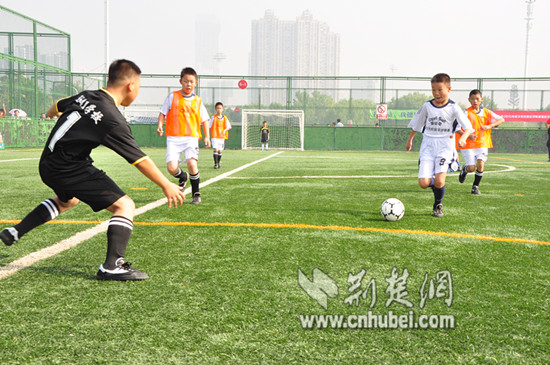 武汉市校园足球比赛直播，热血青春，共铸城市荣光