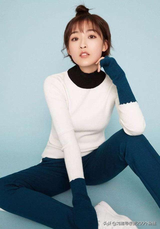 足球新闻直播间女主持人，闪耀在绿茵场上的声音