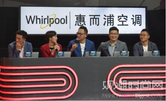足球新闻直播间女主持人，闪耀在绿茵场上的声音