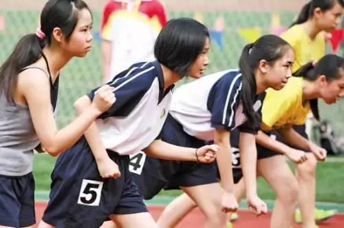 中考体育最少考几科女生，探究女生中考体育科目的设置与考量
