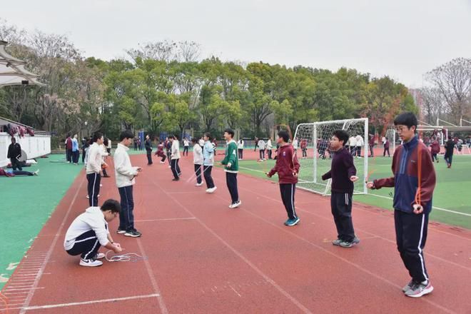 体育跳绳及格标准与技巧解析，多少次才算及格？视频教程带你掌握