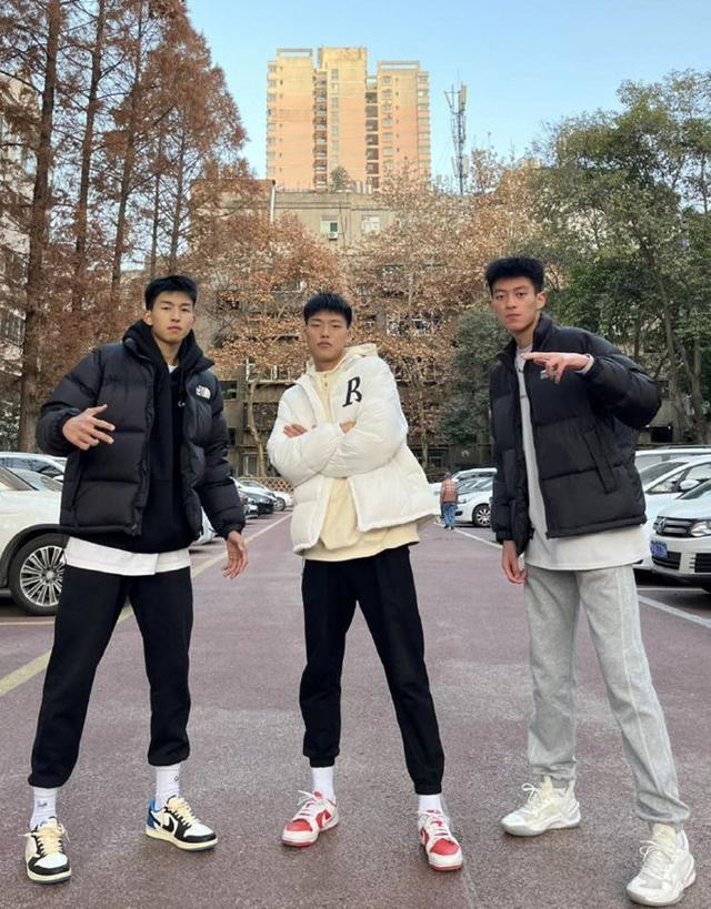 体育生穿搭上衣搭配，时尚与运动的完美结合