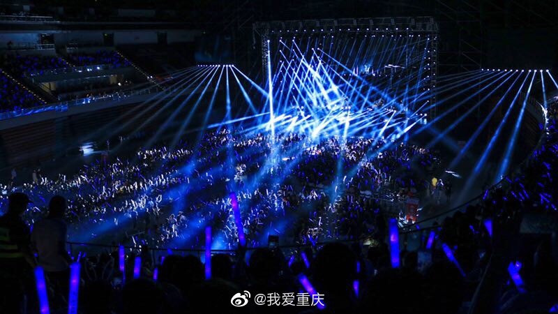 重庆足球场演唱会直播，音乐盛宴，激情之夜