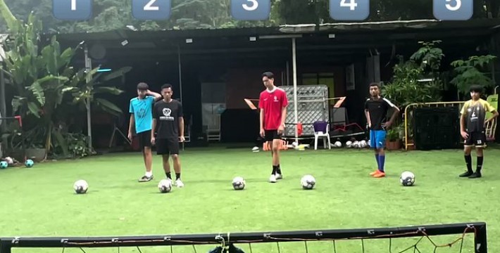 足球比赛直播中的洋哥，揭秘他的身份与魅力