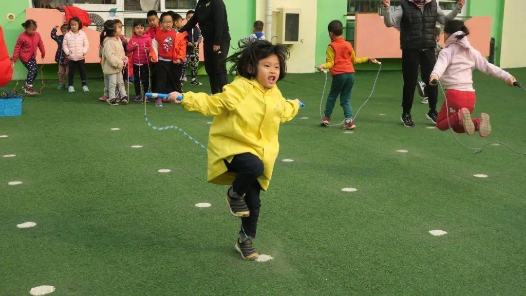 幼儿体育游戏中动作特点的多维解读