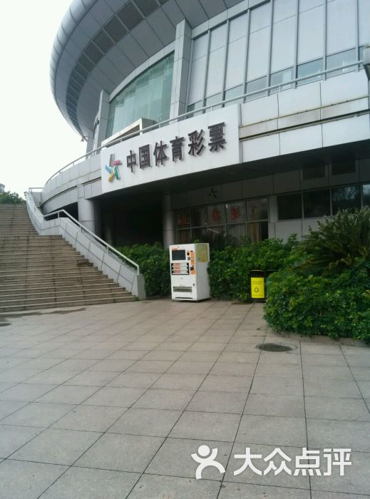 椒江体育馆广场，一幅活力四溢的画卷