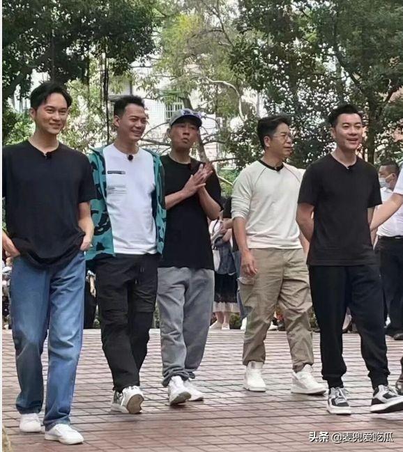 足球场边直播摄影师，记录激情与瞬间的艺术使者