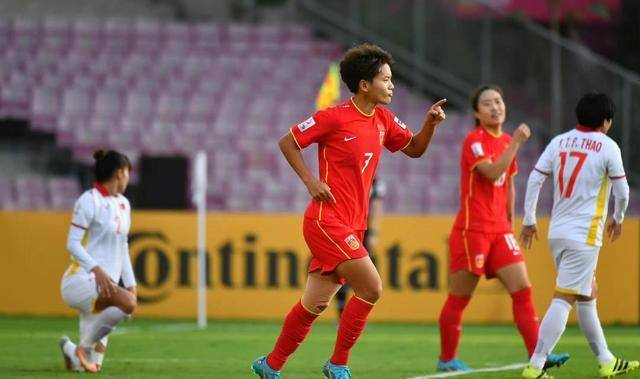 中国女足最新名单公布，王霜回归，张馨、唐佳丽闪耀其中，江苏女足人才济济——七人入选的辉煌篇章
