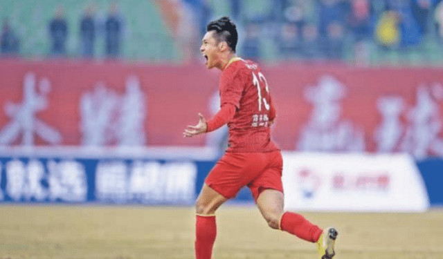亚泰遭遇连伤，李申圆与谭龙相继离场——更衣室与球场的紧急时刻