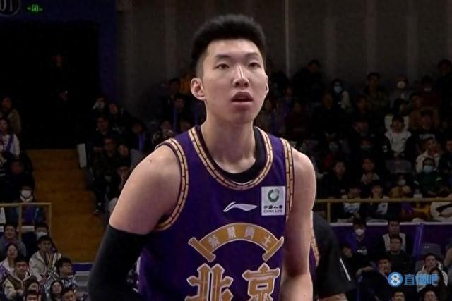 🤩热血瞬间！廖三宁首节剩3.3秒神级表现，三分压哨命中点燃全场！