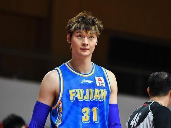 上海与新疆大名单重磅对决，泰勒-哈维首秀亮相，王哲林内线挑战哈雷尔