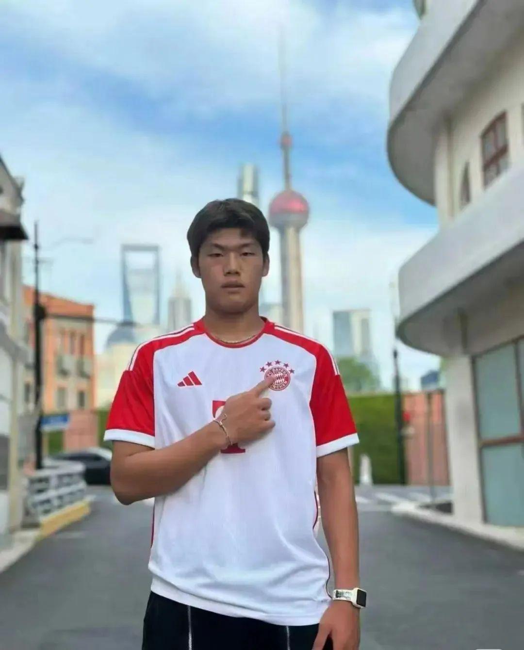朱鹏宇，踢球与上网课并行，踏上与哈弗茨相似的奋斗之路