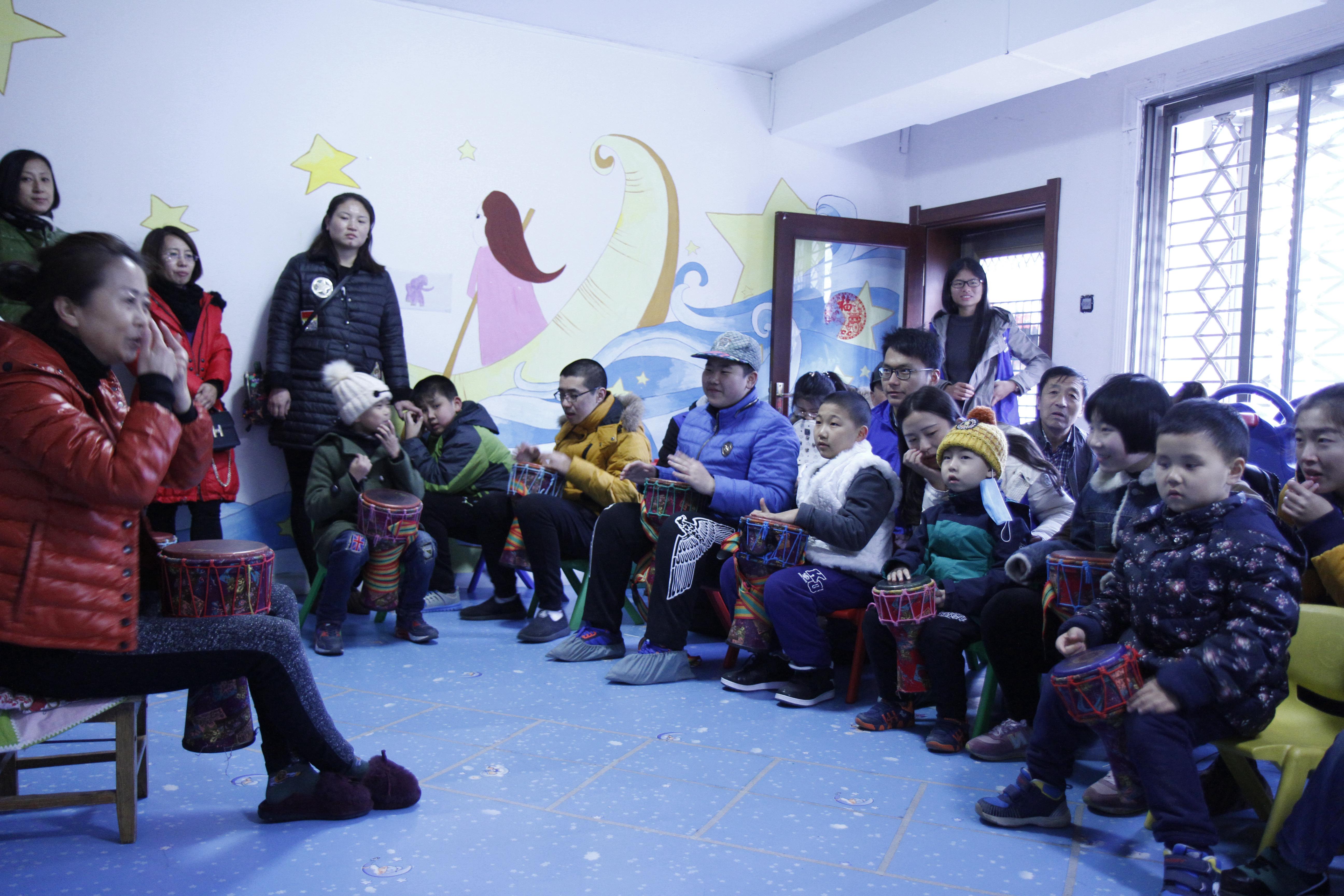 亚泰邀请自闭症儿童走进基地体验活动