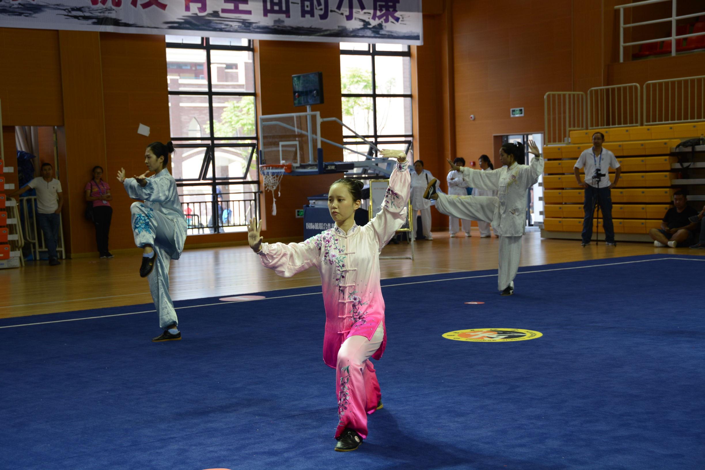 清镇大学生足球联赛热血直播，青春激情四溢