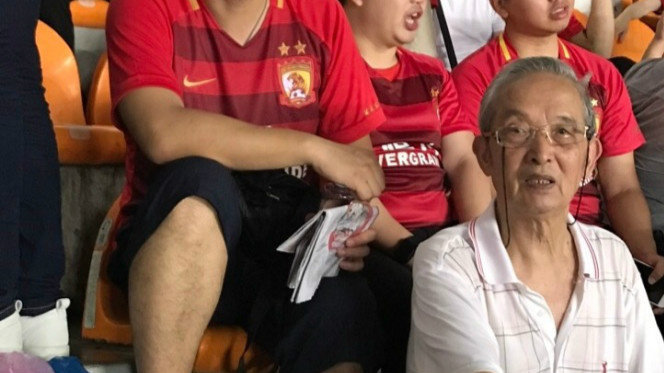 足球杯直播中的老人，一位令人瞩目的解说传奇及其魅力图片展示