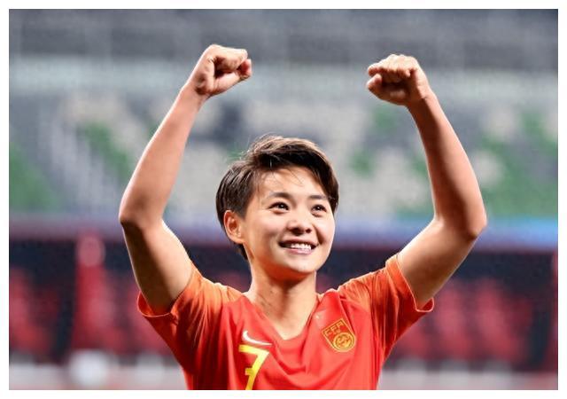 放松时刻，女足国脚吴海燕的舞蹈时光与队友王霜、陈巧珠的欢乐瞬间