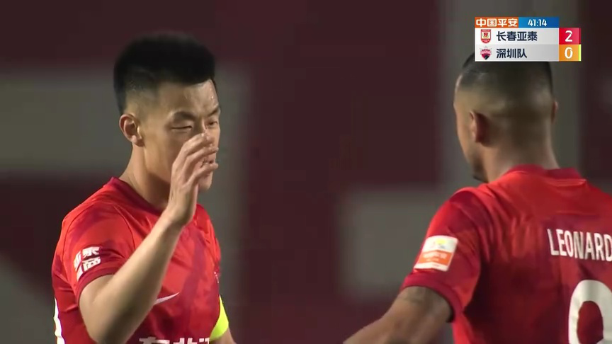 宝刀不老！么旭辰精妙断球配合，谭龙凌空抽射锁定胜局——热血足球对决