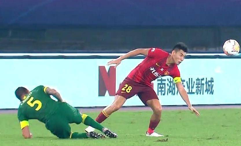 基莱斯闪耀赛场，国安与津门虎2-2握手言和，李磊杨立瑜补时绝平！
