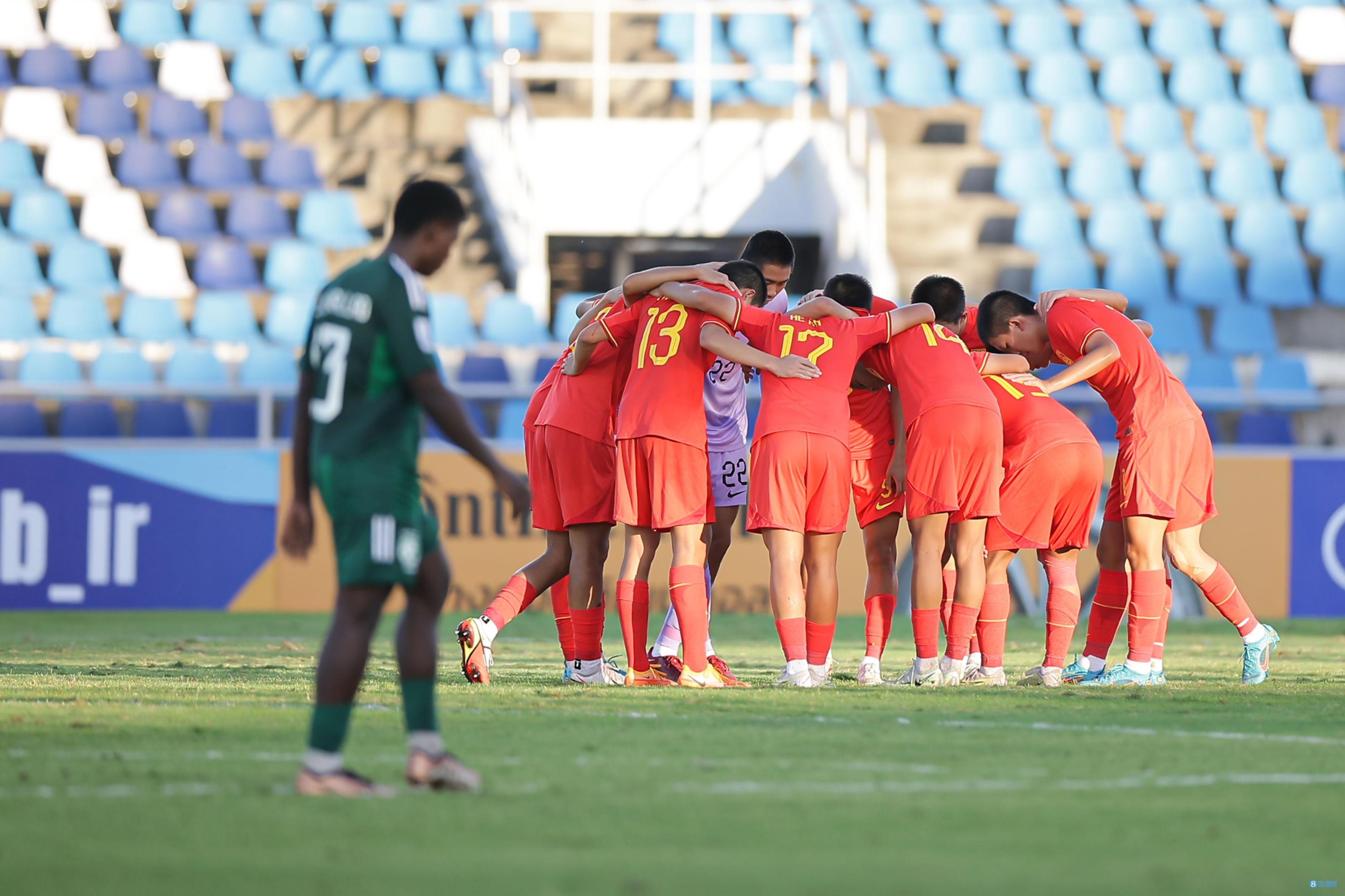 足球报，U17国少面临挑战，唯有战胜乌兹才能延续晋级可能，过关难度不小