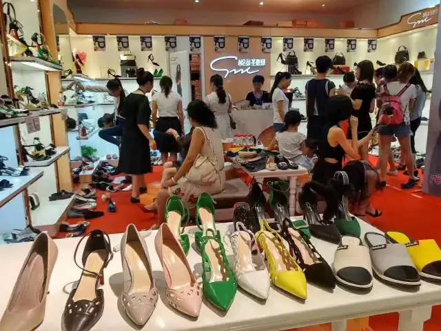 李宁品牌足球鞋店直播，展现运动魅力与品牌实力
