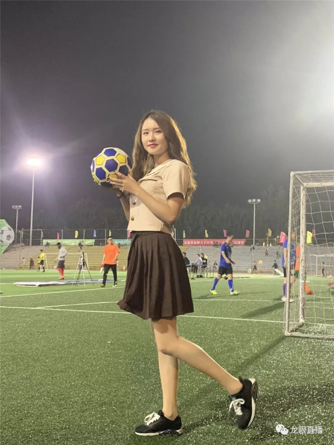 小丽踢足球抖音直播视频，运动之美与数字时代的交融