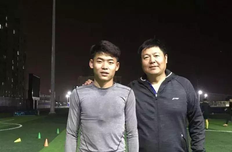 七中足球比赛直播，热血激战，青春风采展现的赛场盛况