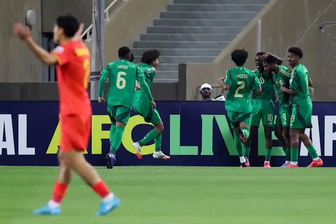 U17亚洲杯国少两战失四球，门将依合散表现引关注与深思