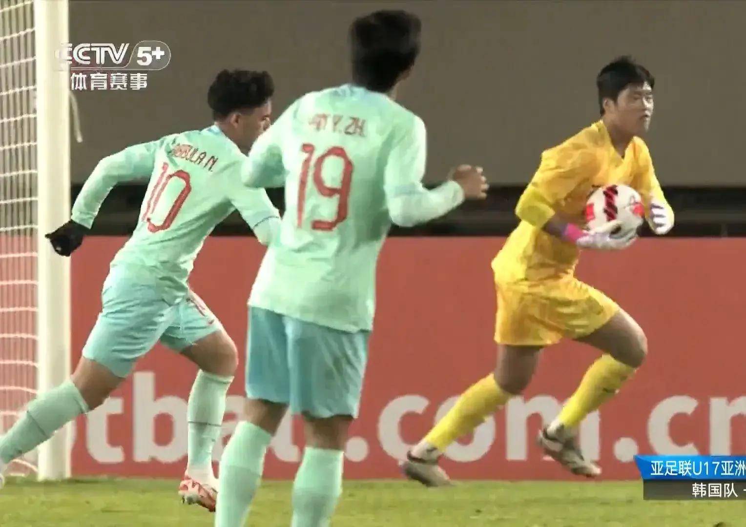 U17亚洲杯国少两战失四球，门将依合散的表现引人深思