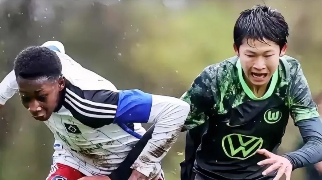 U16国少队热血观战门兴U23，身体素质与激烈对抗的魅力展现