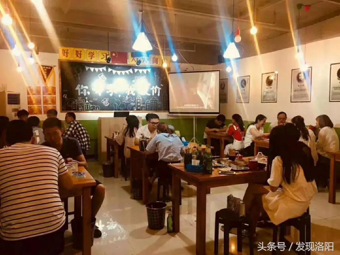用投影仪观看网络足球直播，体验升级与沉浸感受