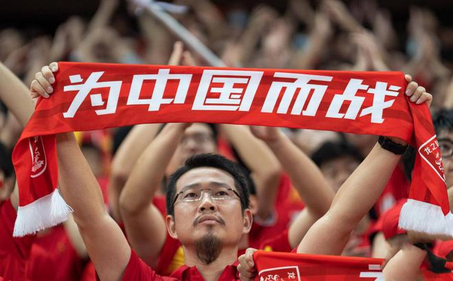 主力后腰停赛，逼迫战术变革，塞鸟奇兵成抢分关键与菱形中场的转型