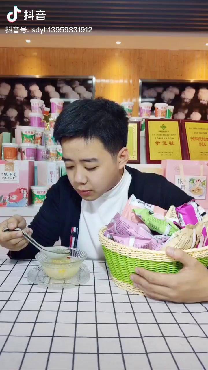 芬姐足球农庄的千层糕直播，美食与运动的完美结合