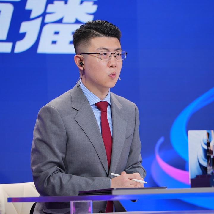 足球解说员于鑫直播间，激情、专业与互动的魅力