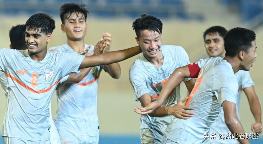 阿联酋U17戏剧性瞬间，分数计算失误引发误会，晋级喜讯带来更衣室狂喜庆祝