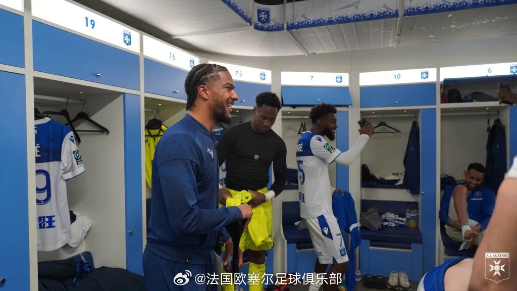 阿联酋U17戏剧性波折，误判失利后痛哭，惊天逆转更衣室疯狂庆祝，期待东山再起！