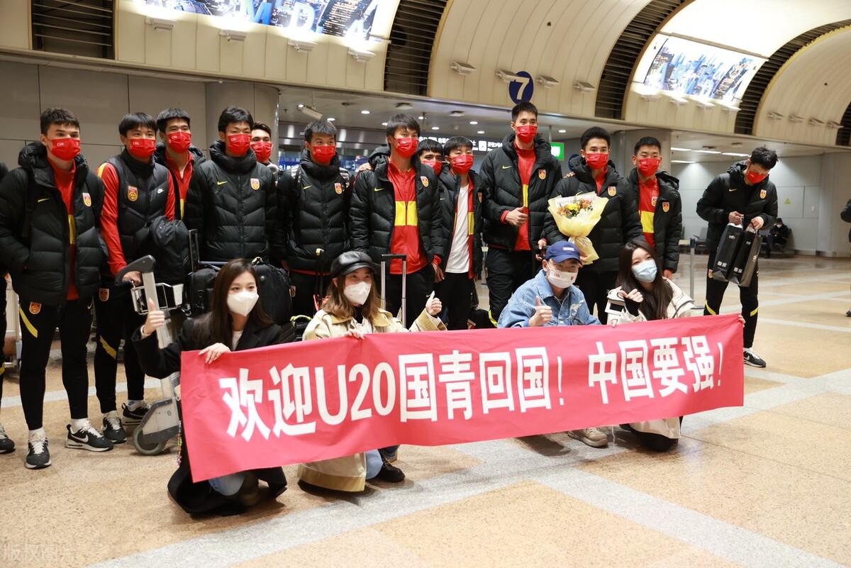 北青体育报道，国少队抵达北京，静悄悄的接机现场