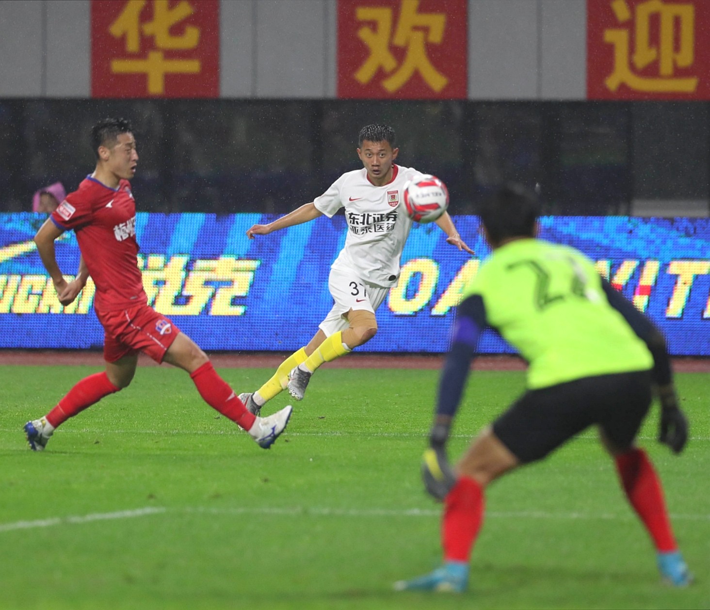 两记神仙球闪耀赛场，亚泰3-1十人梅州豪取六轮首胜