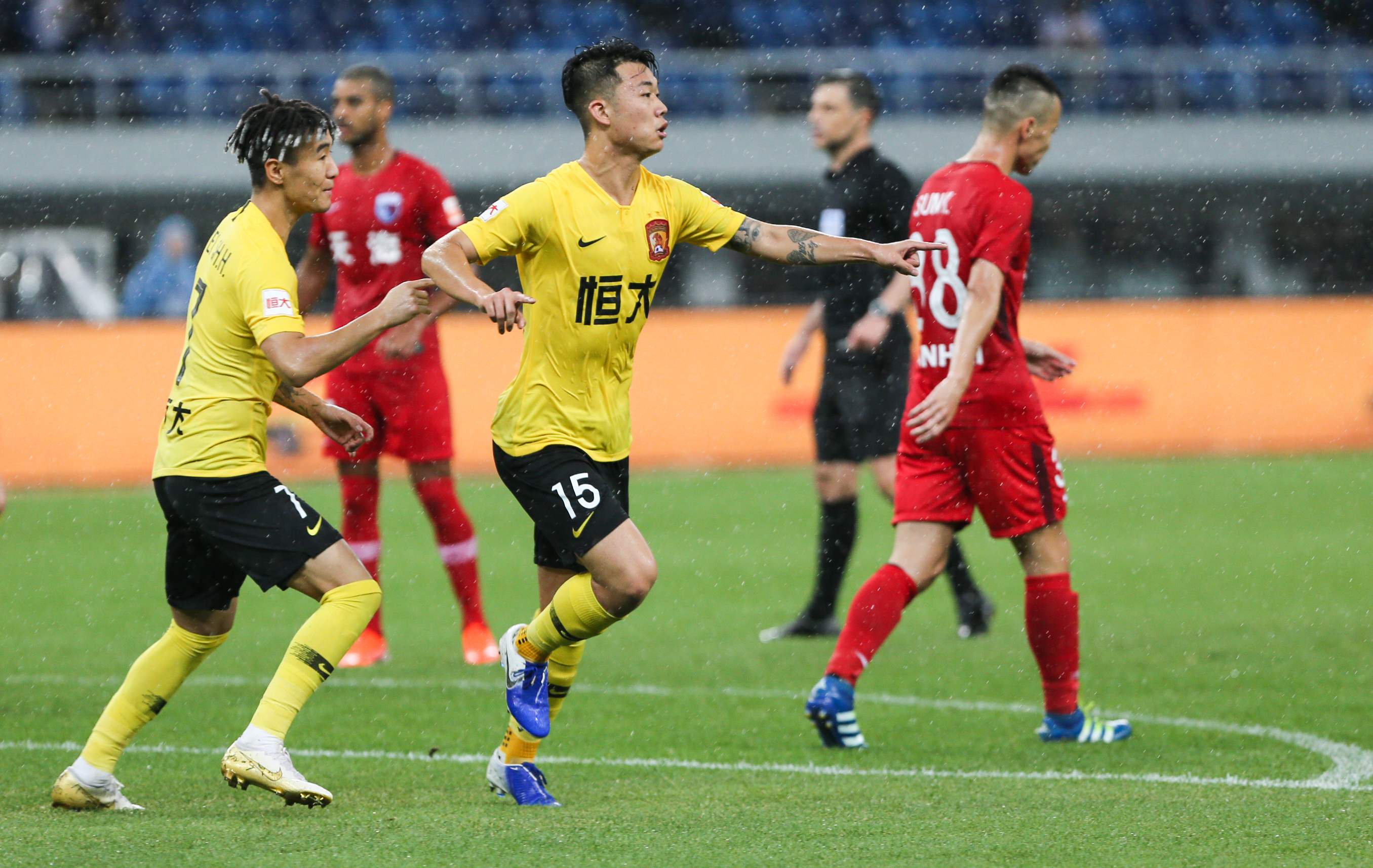 暂登顶！泰山4-0新鹏城，两连胜背后的荣耀与辉煌——李源一的任意球破门与三外援的传射风采