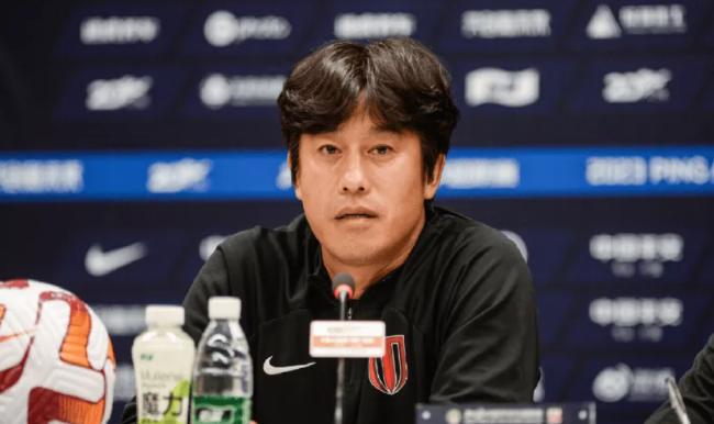 成都蓉城队主教练徐正源与球员古尔芬克尔共赴赛前新闻发布会——期待与策略的双线交织