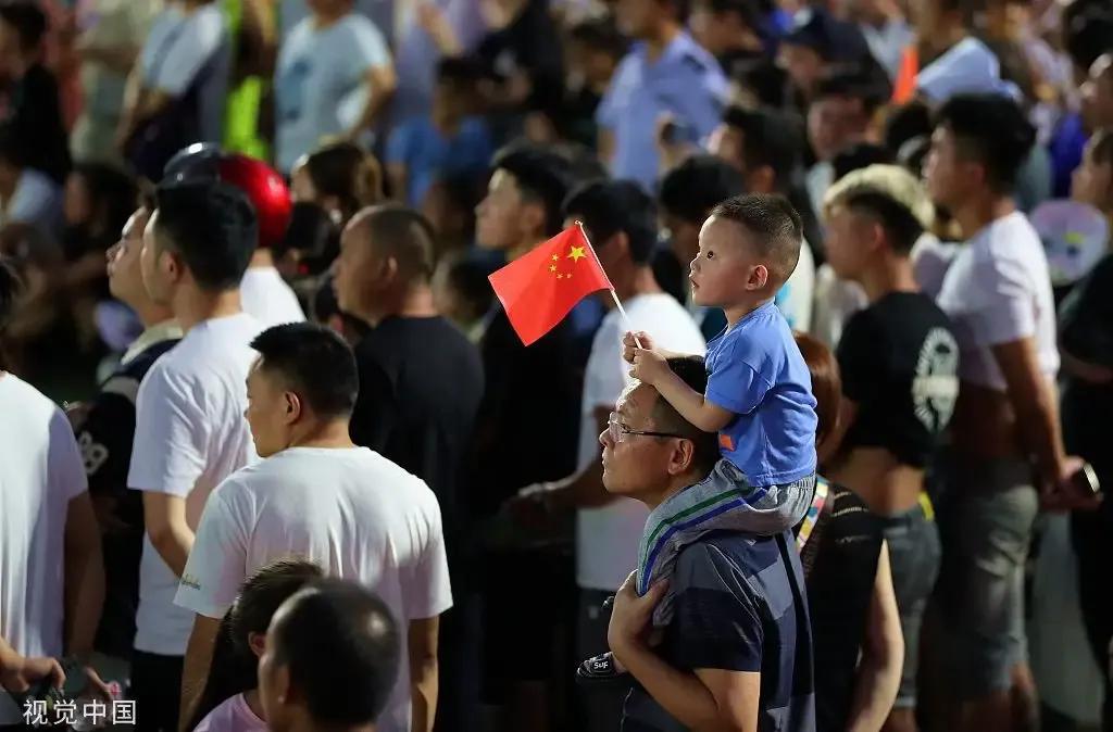 足球队员卖鱼视频直播，跨界转型背后的故事