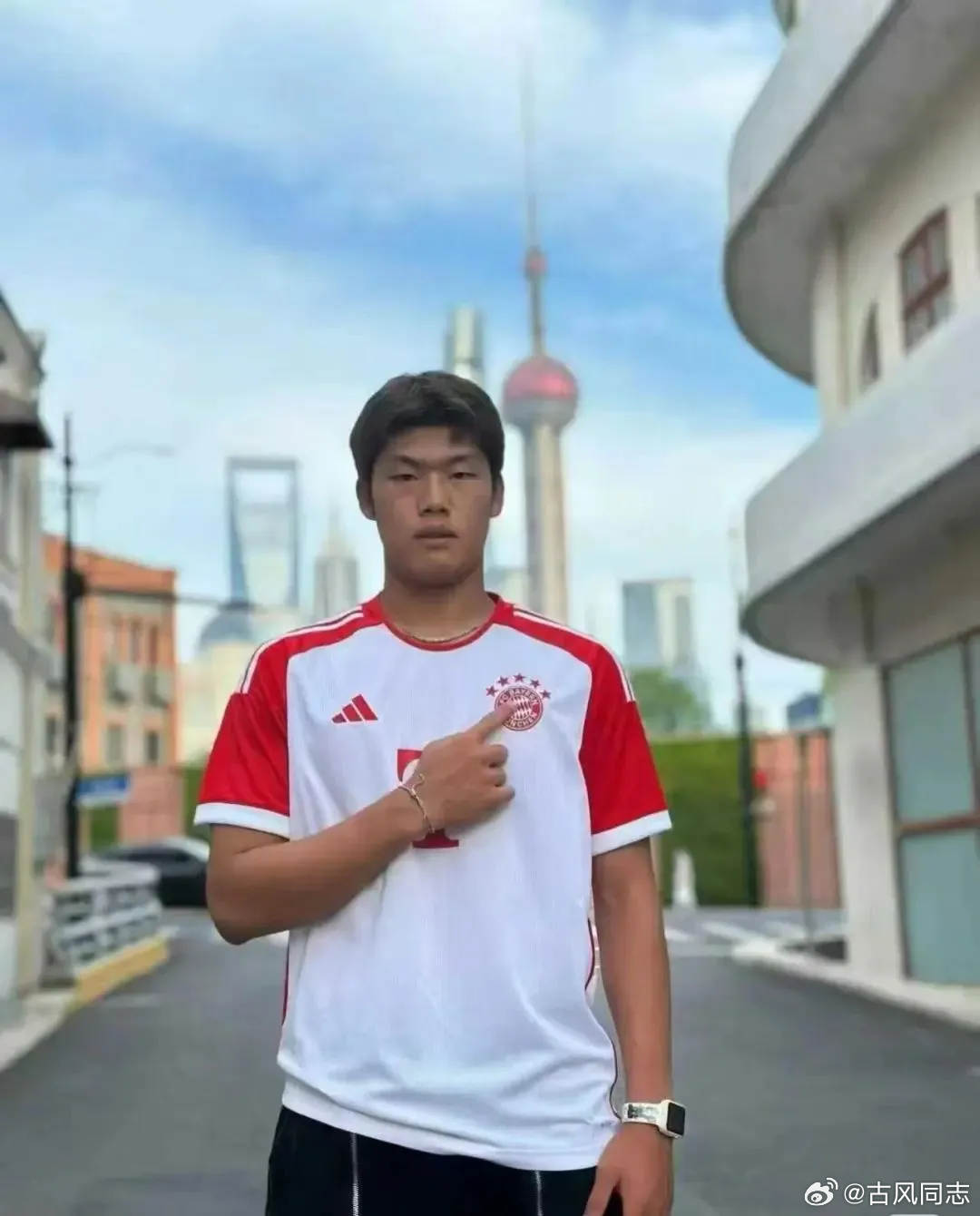 足球小将宋浩然与二哥直播的热血岁月