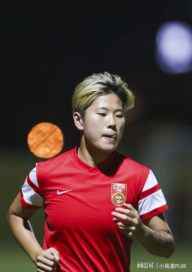 李影足球直播最新动态，赛场内外精彩瞬间与热议话题汇总