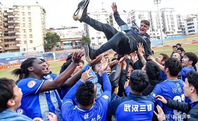 迎赛季首胜！武汉三镇赛后更衣室庆祝，全队高喊，三镇加油