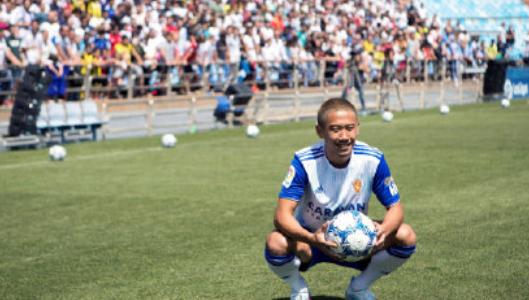 萨拉戈萨门将鱼跃头球绝平，再现门线传奇时刻