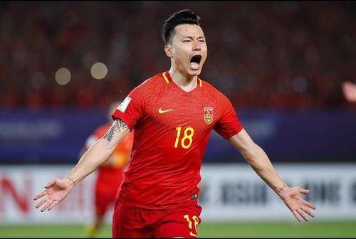 中国足球困境解析，主帅与球员的脱节、盲目自大心理的挑战及未来出路探讨