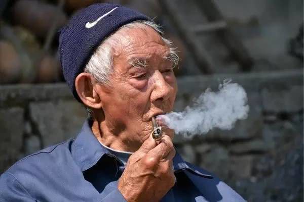 电子烟也是烟！安帅抽电子烟被抓拍，广播提醒球场禁止吸烟，烟草控制的新挑战与公众意识的觉醒