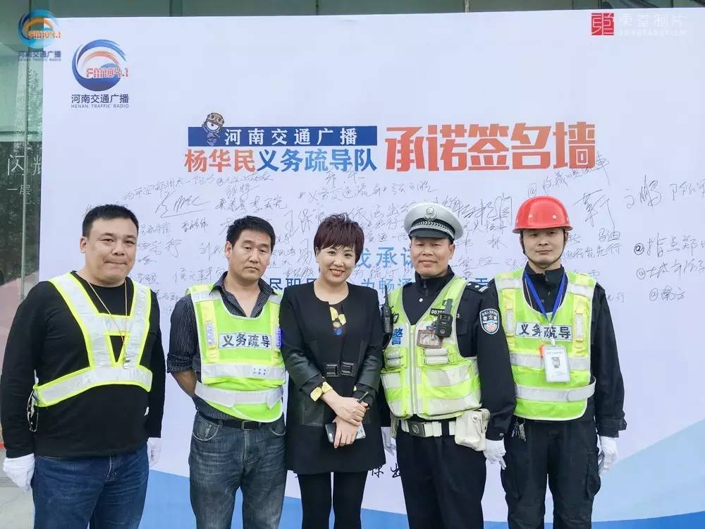 内马尔场边热身成焦点，引发众人瞩目合影签名留念！