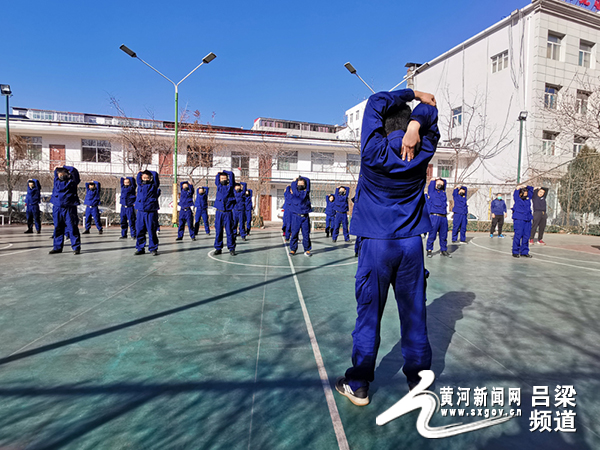 人气依旧！内马尔场边热身引发瞩目，记者与工作人员争相合影签名留念