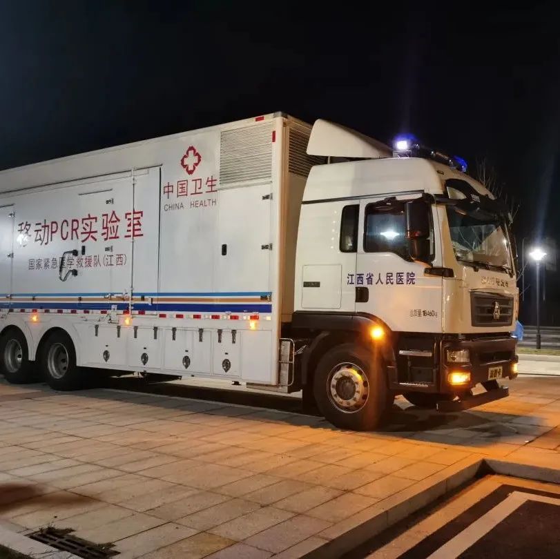 记者报道，韩佳奇遭遇意外伤病，紧急送往医院，膝盖裹着厚厚的冰块