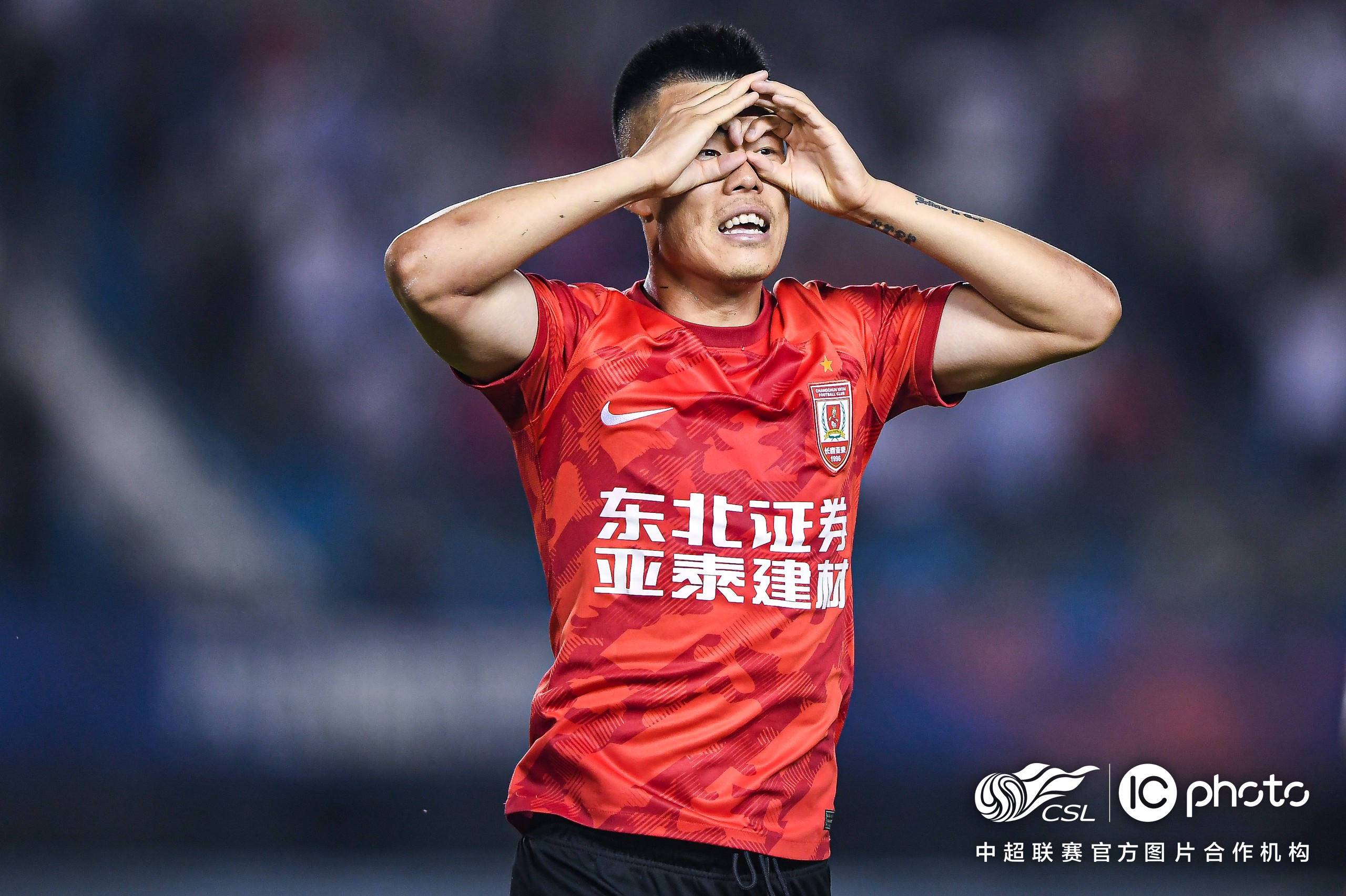 新鹏城与亚泰七轮五球激烈对决，安永佳助张煜东破门，谭龙扳平比分之战